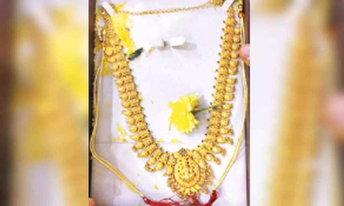 Nizams kin presents gold necklace to Lord Lakshmi Narasimha Swamy