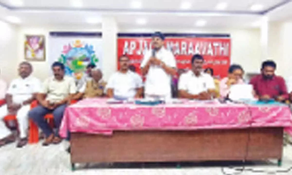 APJAC Amaravati chairman Bopparaju Venkateswarlu addressing the JAC leaders at a meeting in Vijayawada on Sunday