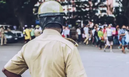 Bengaluru: Threatening to call cops for smoking in car, man extorts Rs 95k, gold chains