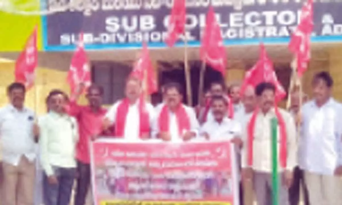 Vyavasaya Karmika Sangham leaders staging a protest in front of Adoni Sub-Collector’s office on Monday
