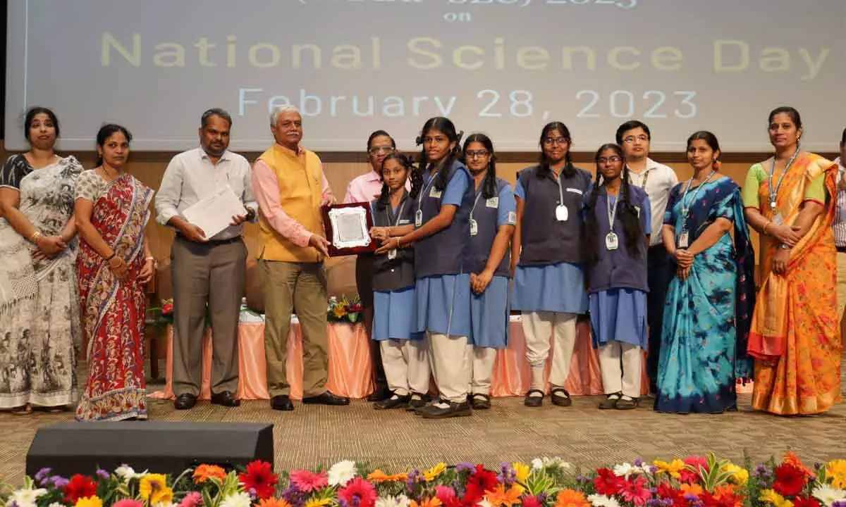 Dr Mukhesh Tripathi, Director of AIIMS – Mangalagiri, presenting mementoes to the students, who participated in SRM-AP Science Exhibition competition on the university premises at Neerukonda on Tuesday