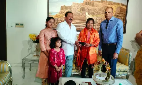 Mountaineer Malavath Purna pays a courtesy visit to Shabbir Ali