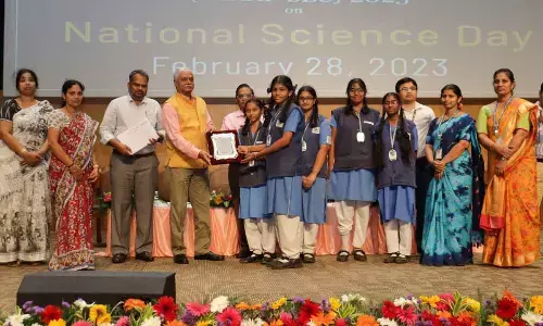 Sri Sri Ravi Shankar dispels young scientists' doubts