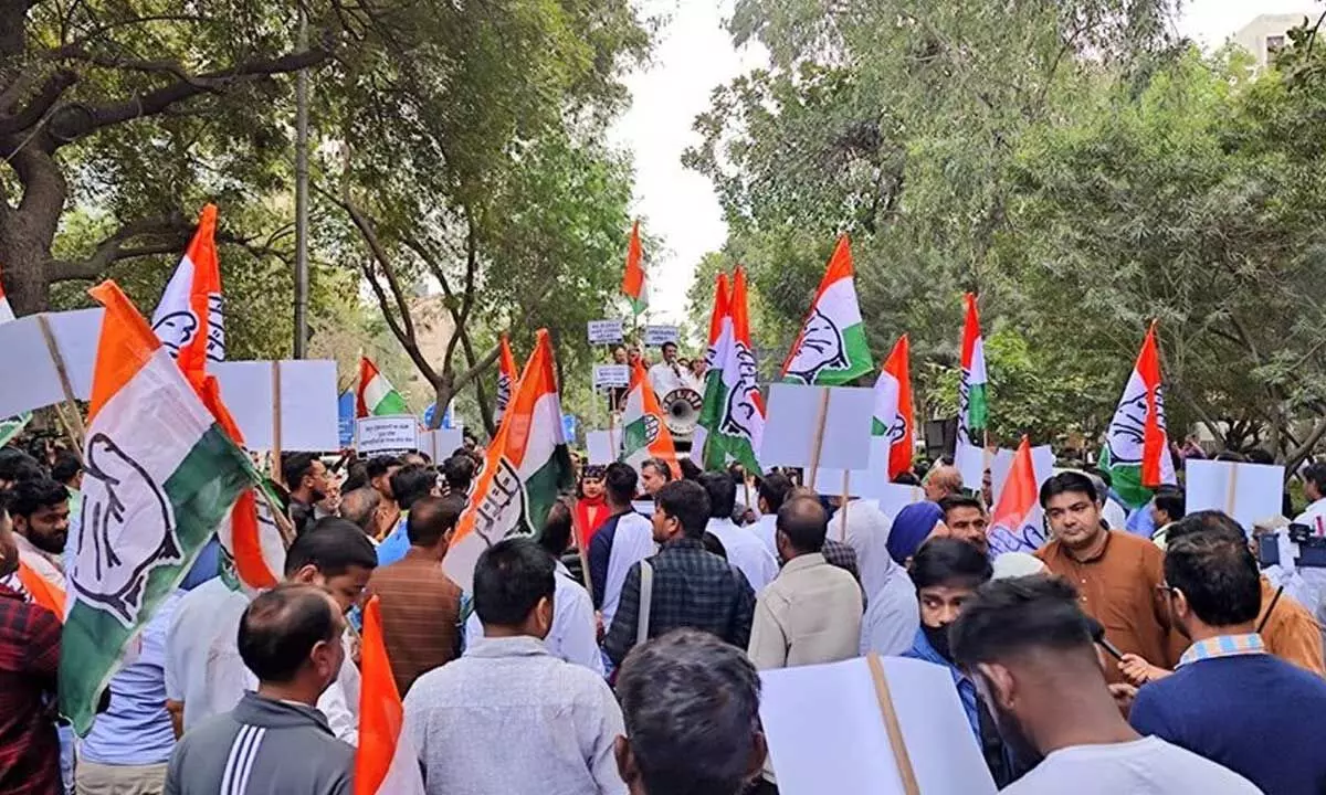 Congress stages protest against AAP, seeks Kejriwals resignation