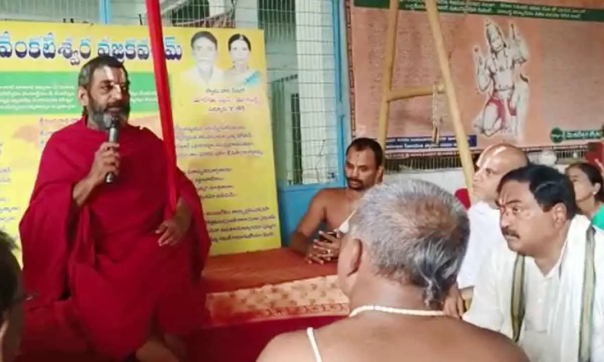 Spiritual Guru Chinna Jeeyar Swamy giving a discourse at the Sannur Venkateshwara Swamy temple in Raiparthy mandal of Warangal district on Wednesday. Minister for Panchayat Raj and Rural Development Errabelli Dayakar Rao is also seen