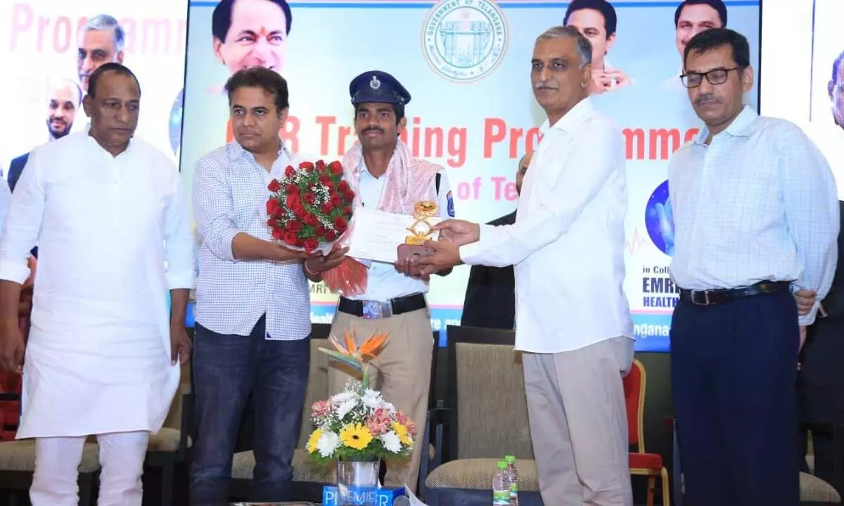 Doctor, traffic constable feted by government for saving two lives