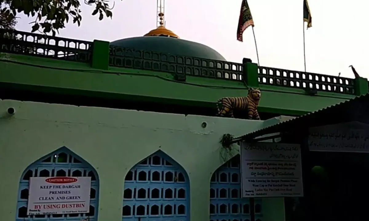 Officials hold meeting with distressed traders at Dargah Jahangir Peeran