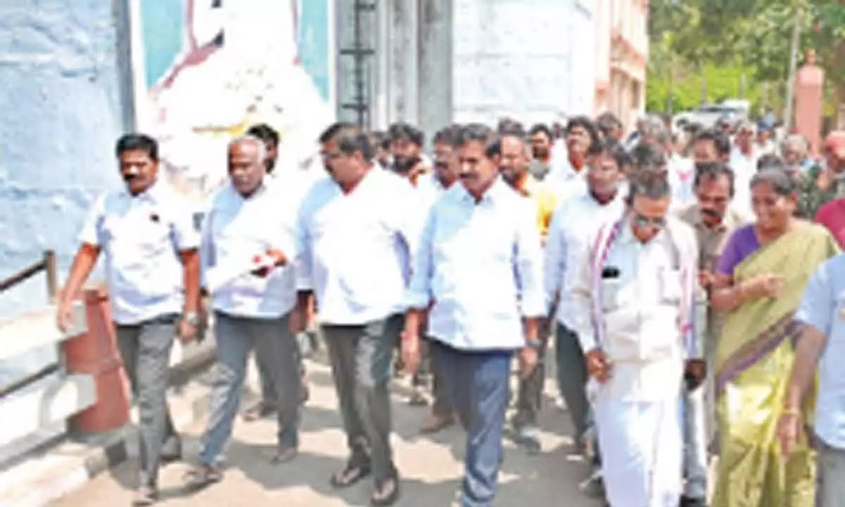 TDP leader and former Minister Devineni Umamaheswara Rao and other leaders inspecting Gundlakamma project on Wednesday