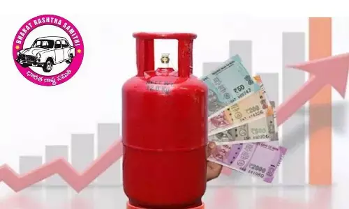 Telangana: BRS carries out dharna and Vanta Varpu against hike in LPG prices