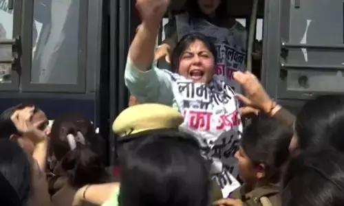 Mahila Congress protests against Chinas foreign minister