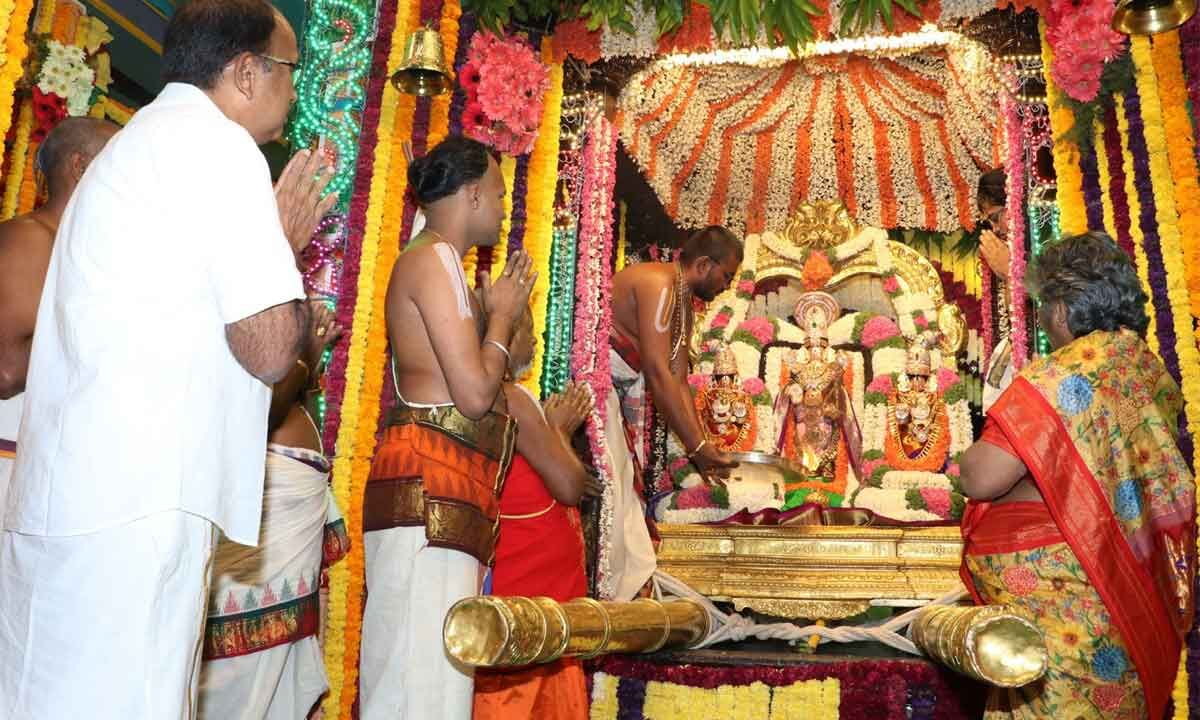 Malayappa glides in holy waters of Pushkarini