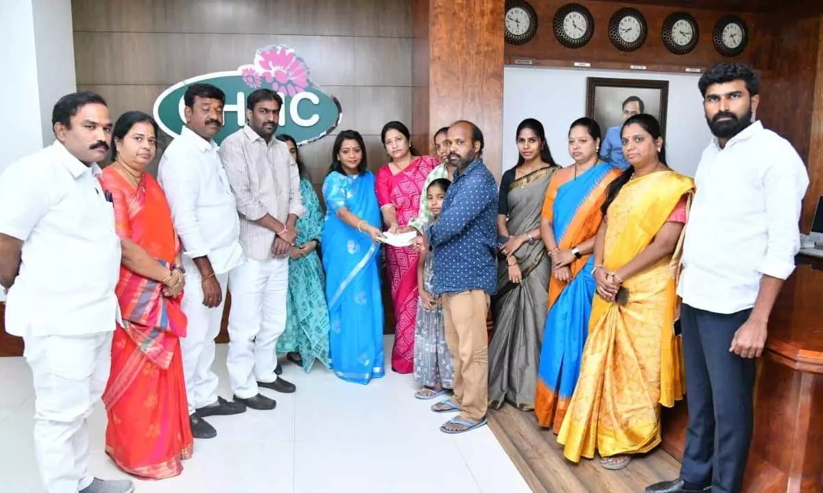 Mayor Gadwal Vijayalakshmi hands over ex-gratia cheques to beneficiaries