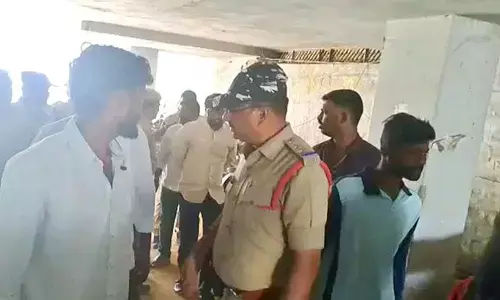 Tension grips at Anantapur Clock Tower Centre amid TDP YSRCP clashes