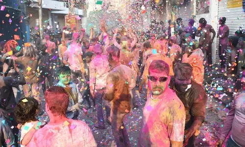 City Rajasthanis soak in Holi hues; festive fervour grips Begum Bazar