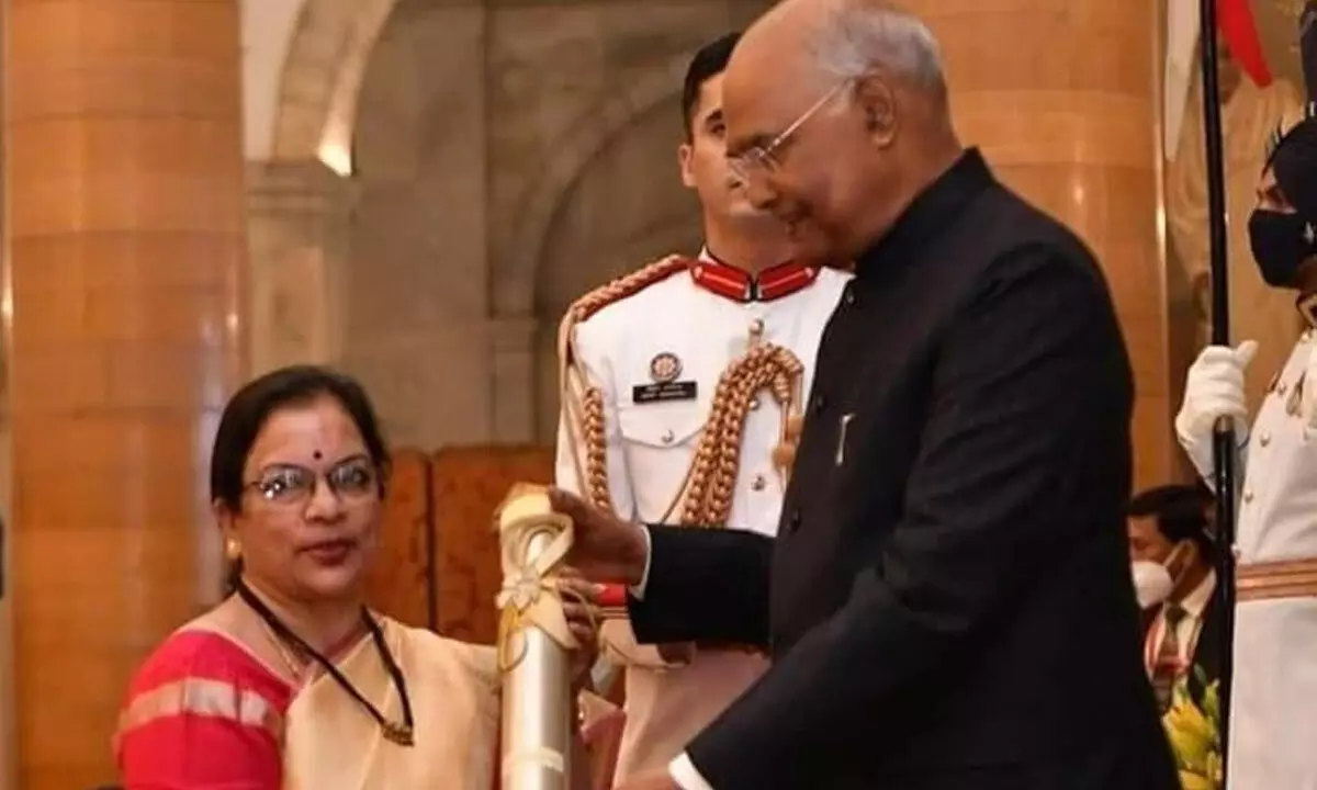 Prof. S Prasanna Sree receiving Nari Shakti Puraskar from the then President of India Ram Nath Kovind