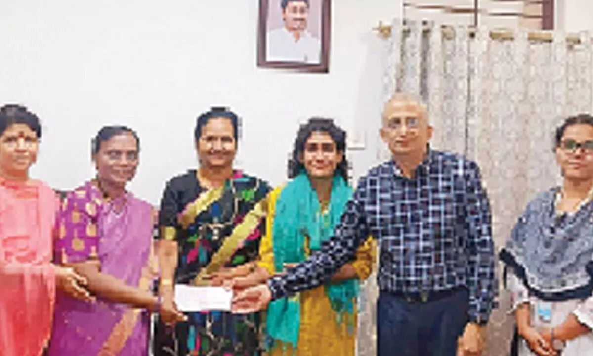 SPMVV Registrar Prof N Rajani handing over the cheque to Shwetha R on Tuesday. Prof S Jyothi, Dr J Surya Kumar and others are seen.