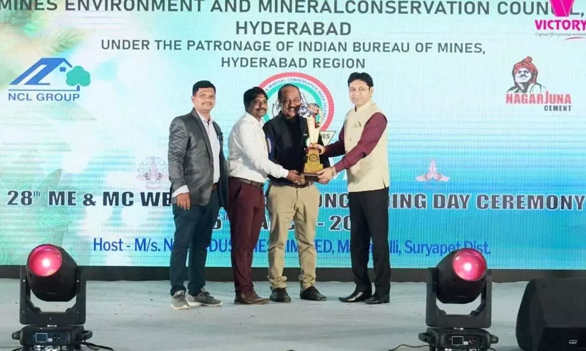 PN Sharma, Chief Controller of Mines (In-charge), Indian Bureau of Mines, Nagpur, presenting the overall second prize  to V Vijay Vivekananda, senior manager (Mines) and unit head-Garbham Manganese Mines, RINL