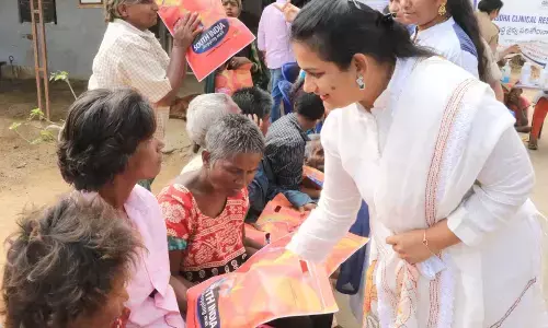 Superintendent of Pilice Parameshwar Reddy’s spouse Sai Prasanna, Pushya Keerthi, Crime Additional SP Vimala Kumari, police unit doctor Kavita distributing blankets and fruits to the orphans, in Tirupati on Wednesday