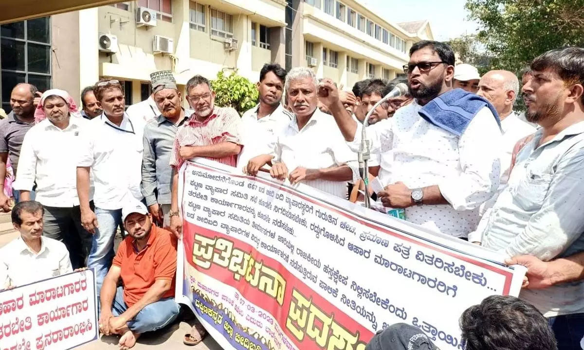BK Imtiyaz president of the Dakshina Kannada Jilla Beedibadi Vyaparasthara Shreyobhivraddhi Sangha at a protest meet