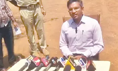 Nagarjuna Sagar Tiger Reserve Forest Deputy Director Vignesh Appavu addressing a media conference in Atmakur on Wednesday