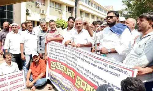 BK Imtiyaz president of the Dakshina Kannada Jilla Beedibadi Vyaparasthara Shreyobhivraddhi Sangha at a protest meet