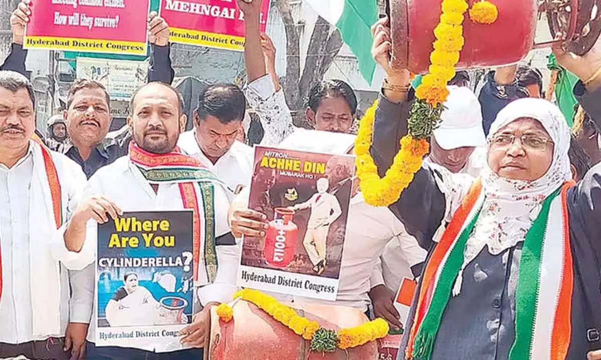 Congress stages protest against rising inflation