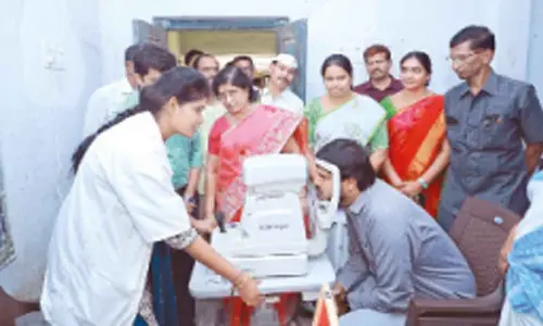 Collector inspects Kanti Velugu camp