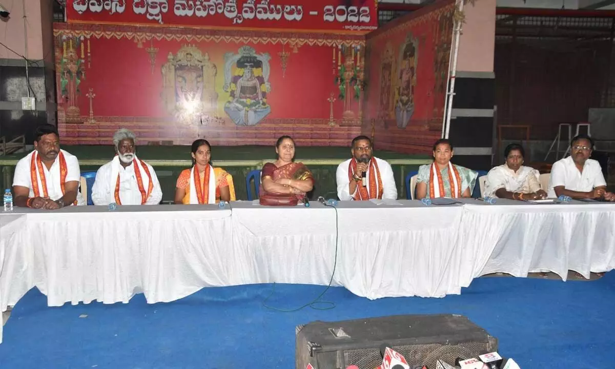 Sri Durga Temple Trust Board Chairman Karnati Rambabu and EO Bramaramba addressing the media in Vijayawada on Tuesday