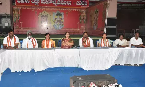 Sri Durga Temple Trust Board Chairman Karnati Rambabu and EO Bramaramba addressing the media in Vijayawada on Tuesday