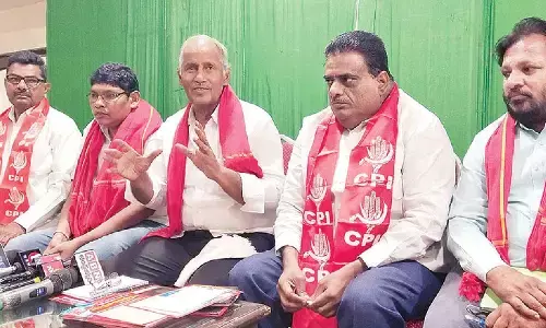 CPI State secretary Kunamneni Sambasiva Rao addressing a press conference in Hanumakonda on Tuesday