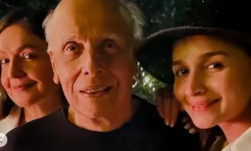 Pooja Bhatt Shares Alia Bhatts Unseen Pics with Mahesh Bhatt in Birthday Post for New Mom