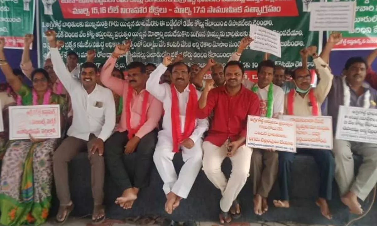 AgriGold Customers and Agents Welfare Association (AGC&AWA) honorary chairman Muppalla Nageswara Rao and others participating in the relay hunger strike in Vijayawada on Wednesday