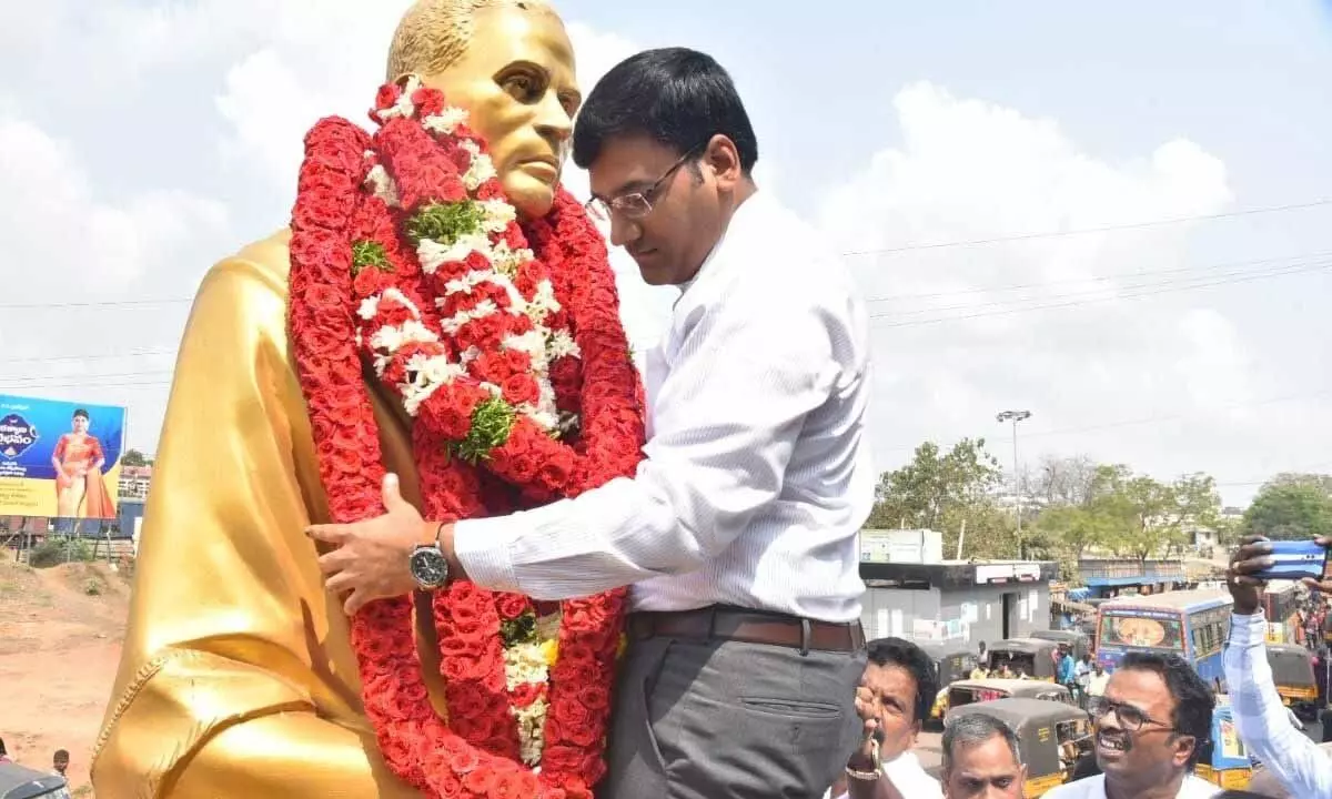 District Collector KVN Chakradhar Babu garlanding the statue of Amarajeevi Potti Sreeramulu at Atmakur bus stand in Nellore on Thursday