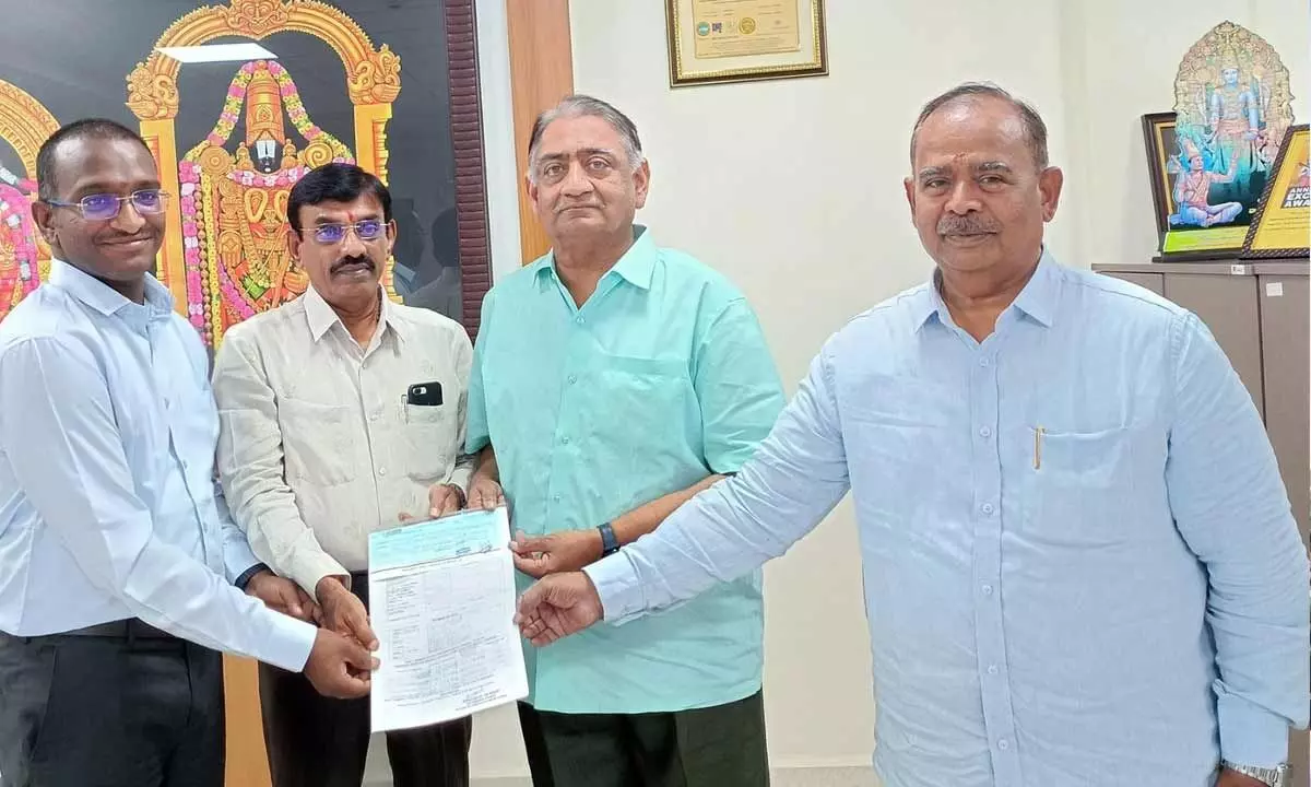 Representatives of Maharashtra devotee handing over a DD for Rs 11 lakh to  SVBC Chairman Saikrishna Yachendra in Tirupati on Thursday