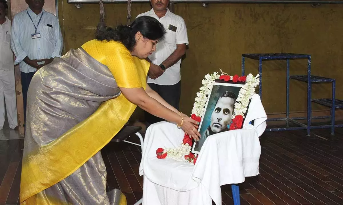 TTD JEO Sada Bhargavi garlanding the portrait of Potti Sreeramulu in Tirupati on Thursday, on the latter’s birth anniversary