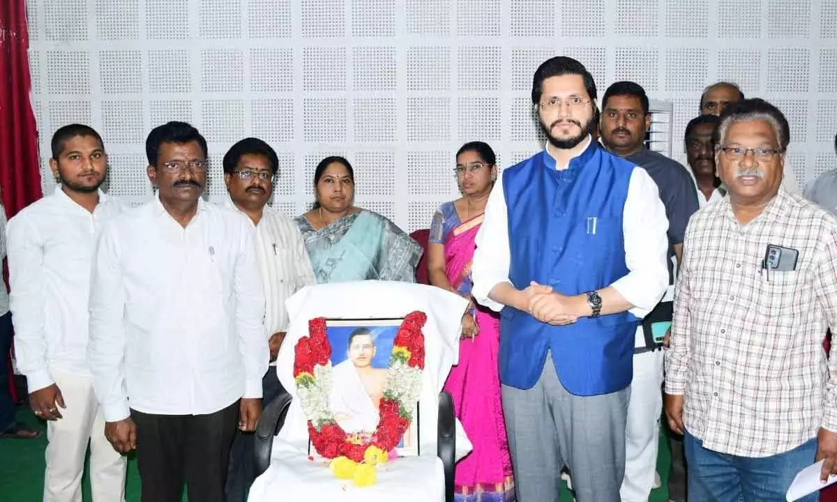Nandyal district Collector P Manazir Jilani Samoon paying tributes to Amarajeevi Potti Sreeramulu at YSR Centenary Hall in the Collectorate in Nandyal on Thursday