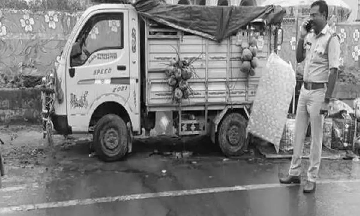 Andhra Pradesh: Coconut vendor allegedly attacks brake inspector in Kakinada