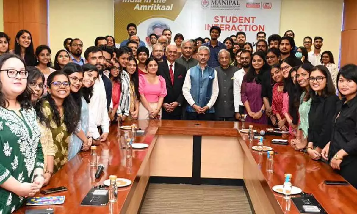 Prepare yourself for a global tech place: Min to students