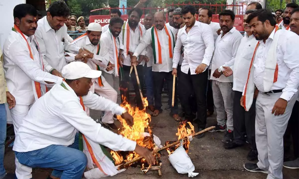 Cong protests against TSPSC paper leak, burns effigy of CM