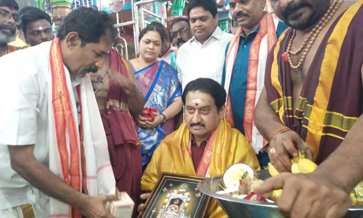 Temple authorities presenting Lord’s portrait and prasadam to Telugu actor Suman Talwar at Mopidevi Sri Subrahmanyeswara Swamy temple in Machilipatnam on Tuesday
