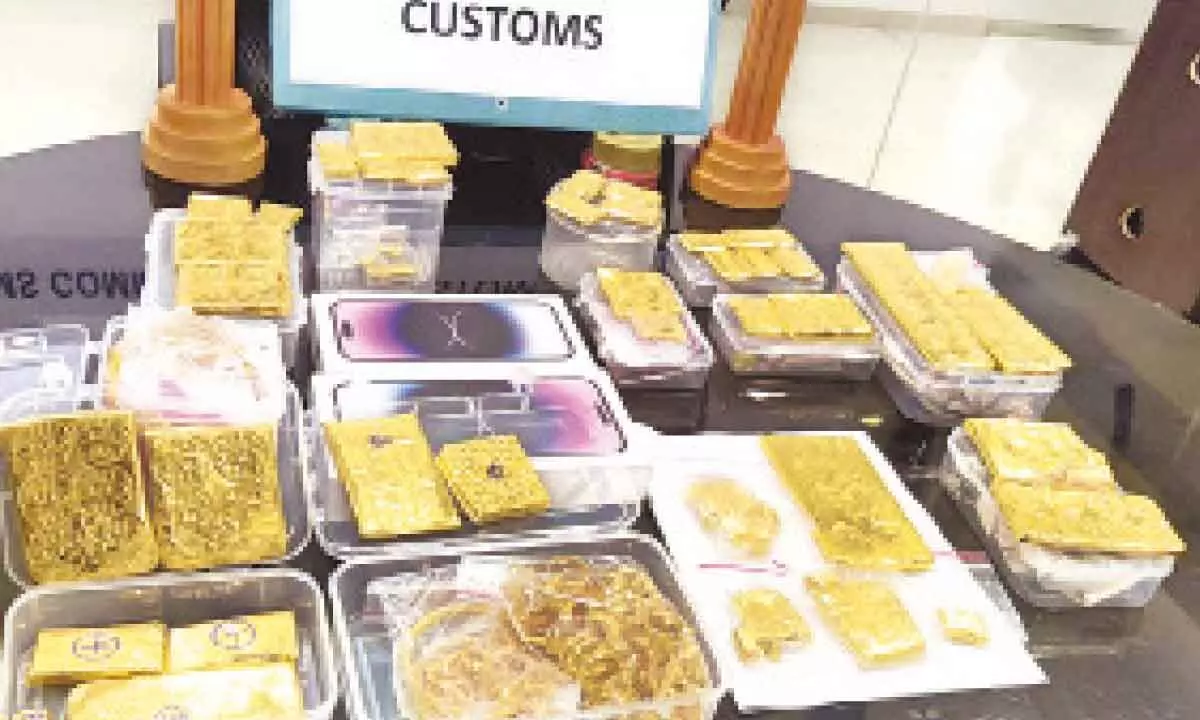Customs officials seize smuggled gold worth ` 7.48 cr
