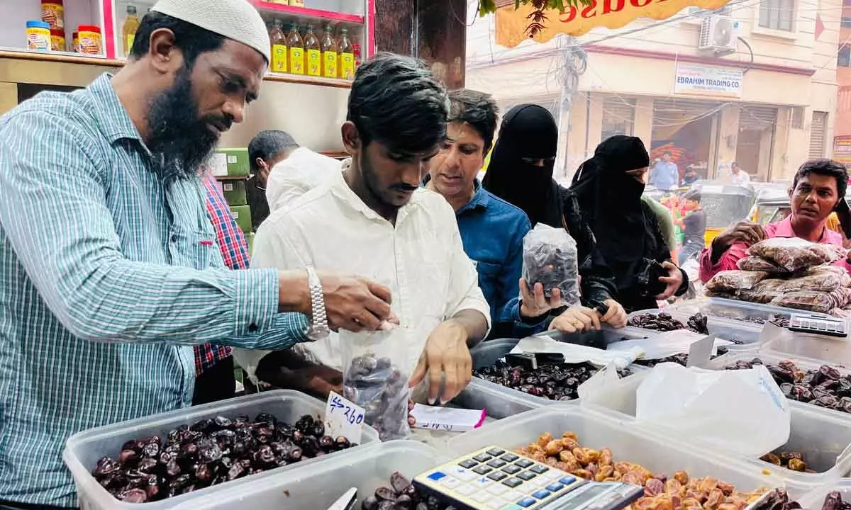 Large varieties of dates flood city markets ahead of Ramzan