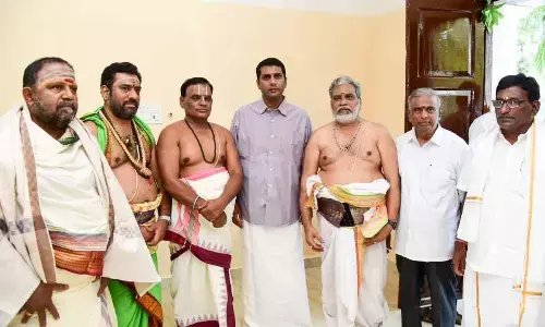 Collector felicitates Veda Pundits, Archakas