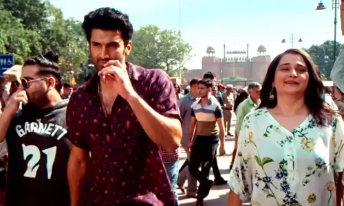 Mrunal Thakur and Aditya Roy Kapur’s Gumraah movie will hit the big screens on 7th April 2023!