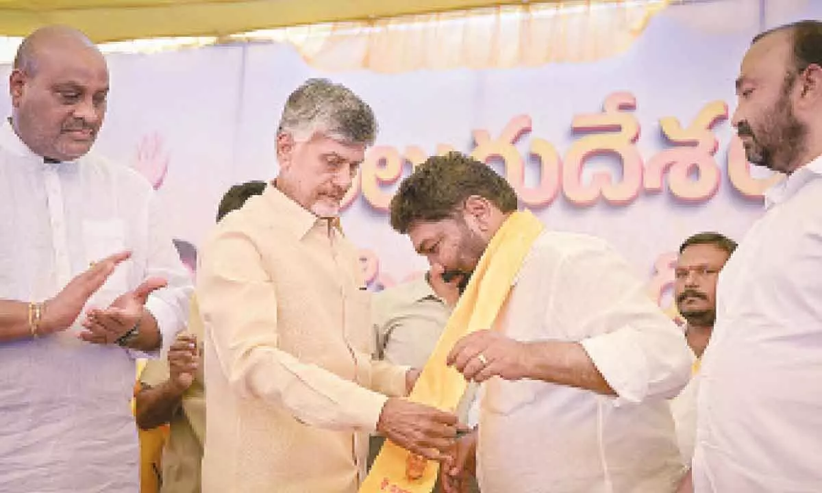 YSRCP leader Kotamreddy joins TDP