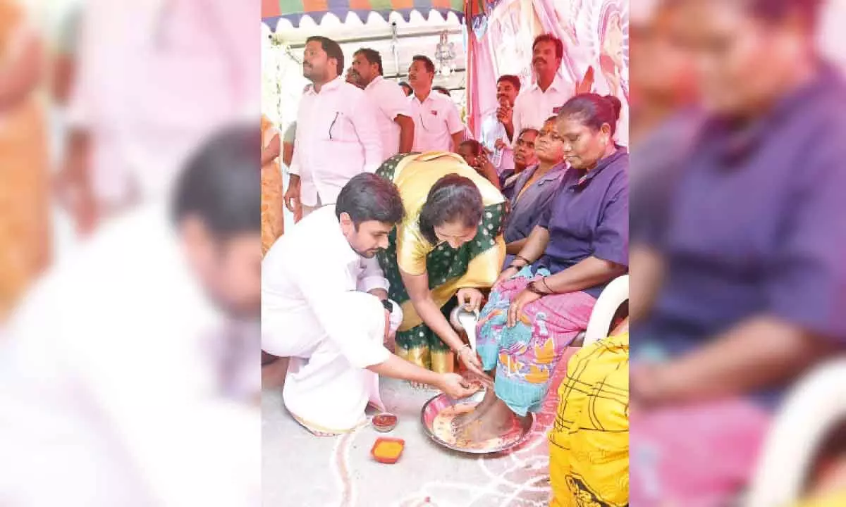 Dy Mayor shows rare gesture, washes feet of women workers