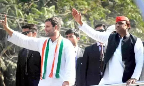 In a first, Akhilesh Yadav supports Rahul Gandhi