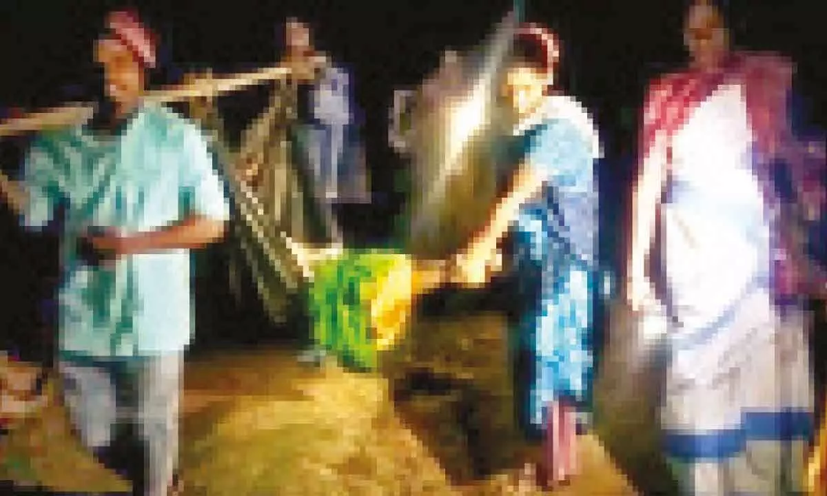 Pregnant woman carried for 2 km on a doli