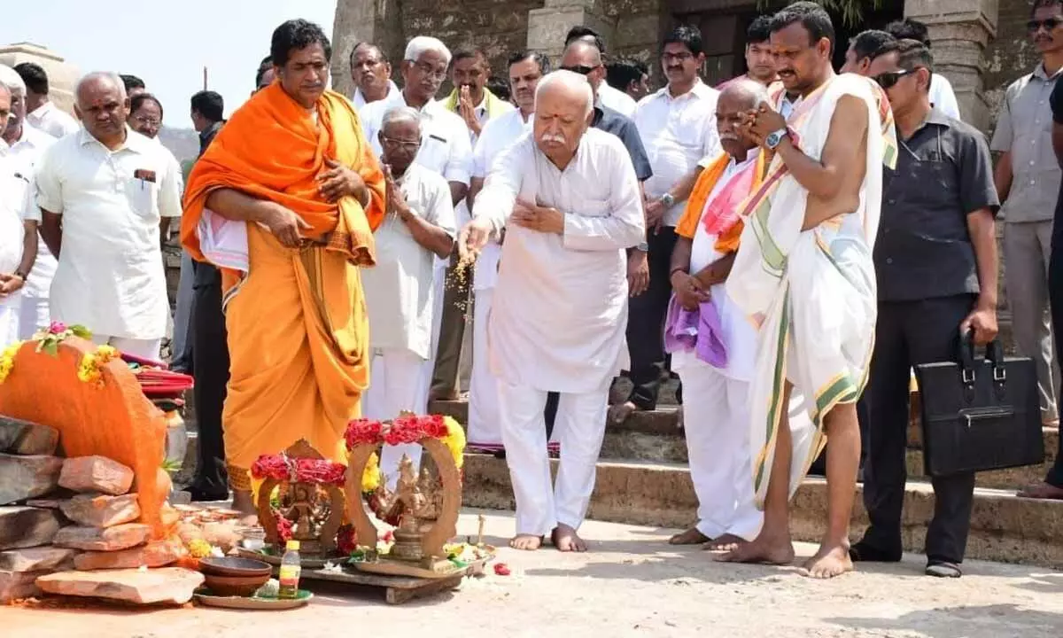 RSS chief Mohan Bhagwat offering prayers at Sangameshwara temple in Nandyal district on Sunday