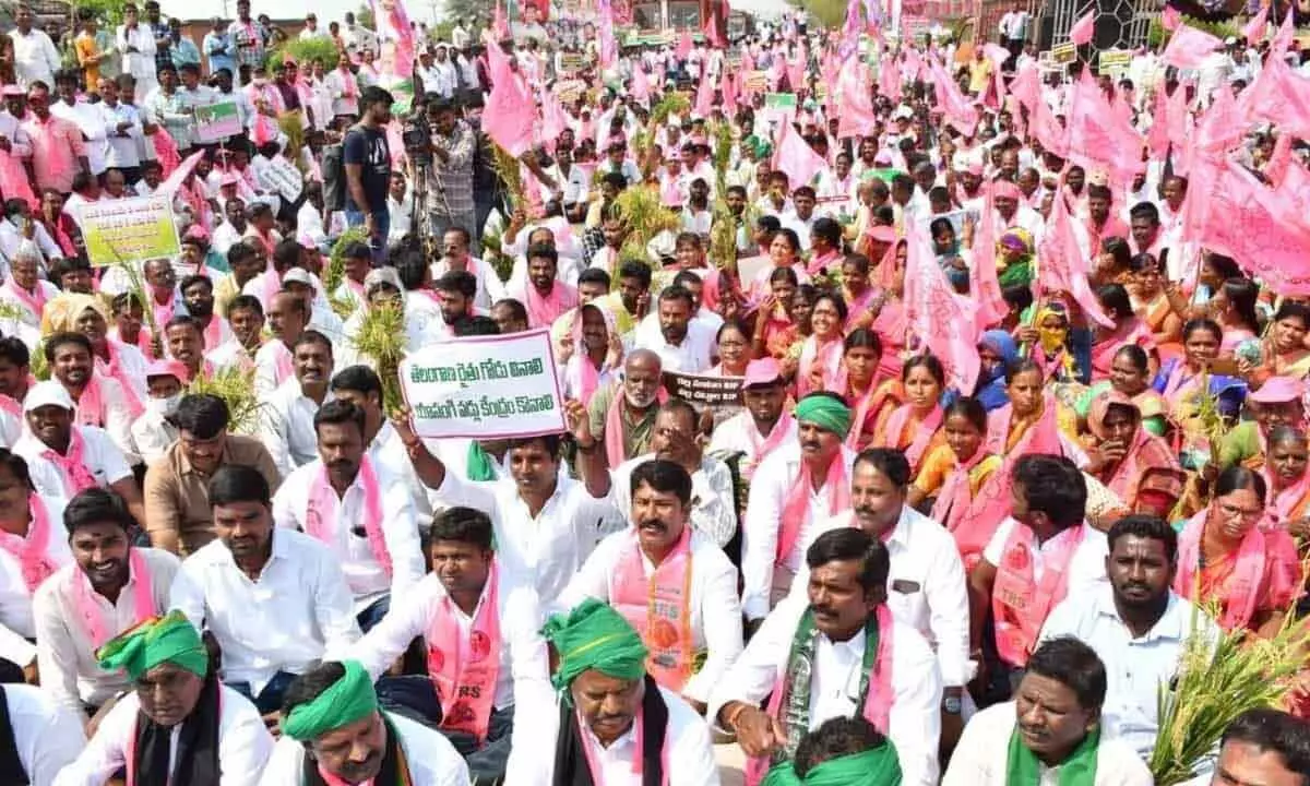 BRS supporters at the ‘Athmeeya Sammelanam’ in Erstwhile Nalgonda district on Sunday